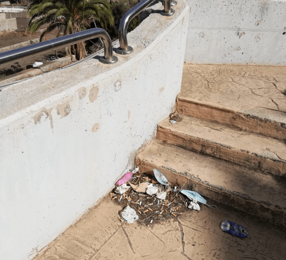 Imagen del estado de suciedad que presenta la escalinata / TA